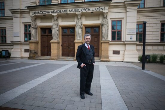 Leoš Janáček ožívá na chodbách JAMU ve videoklipu k&nbsp;jeho 170. narozeninám